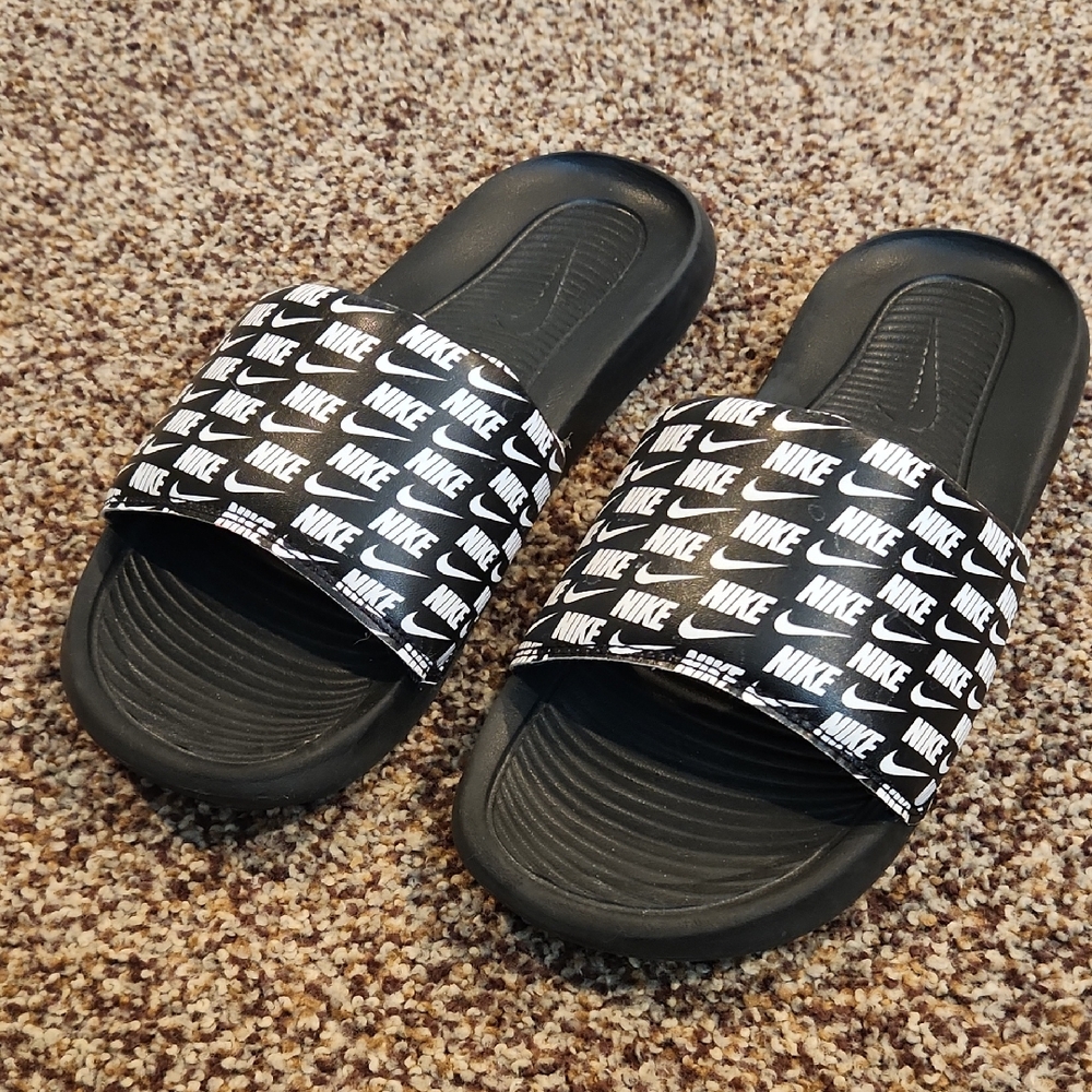 NIKE VICTORY ONE FLIP FLOPS SIZE: 7 CN9678-006